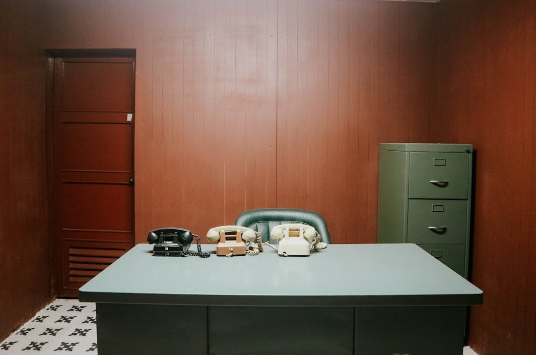 Bureau au design rétro avec objets vintage des années 1980
