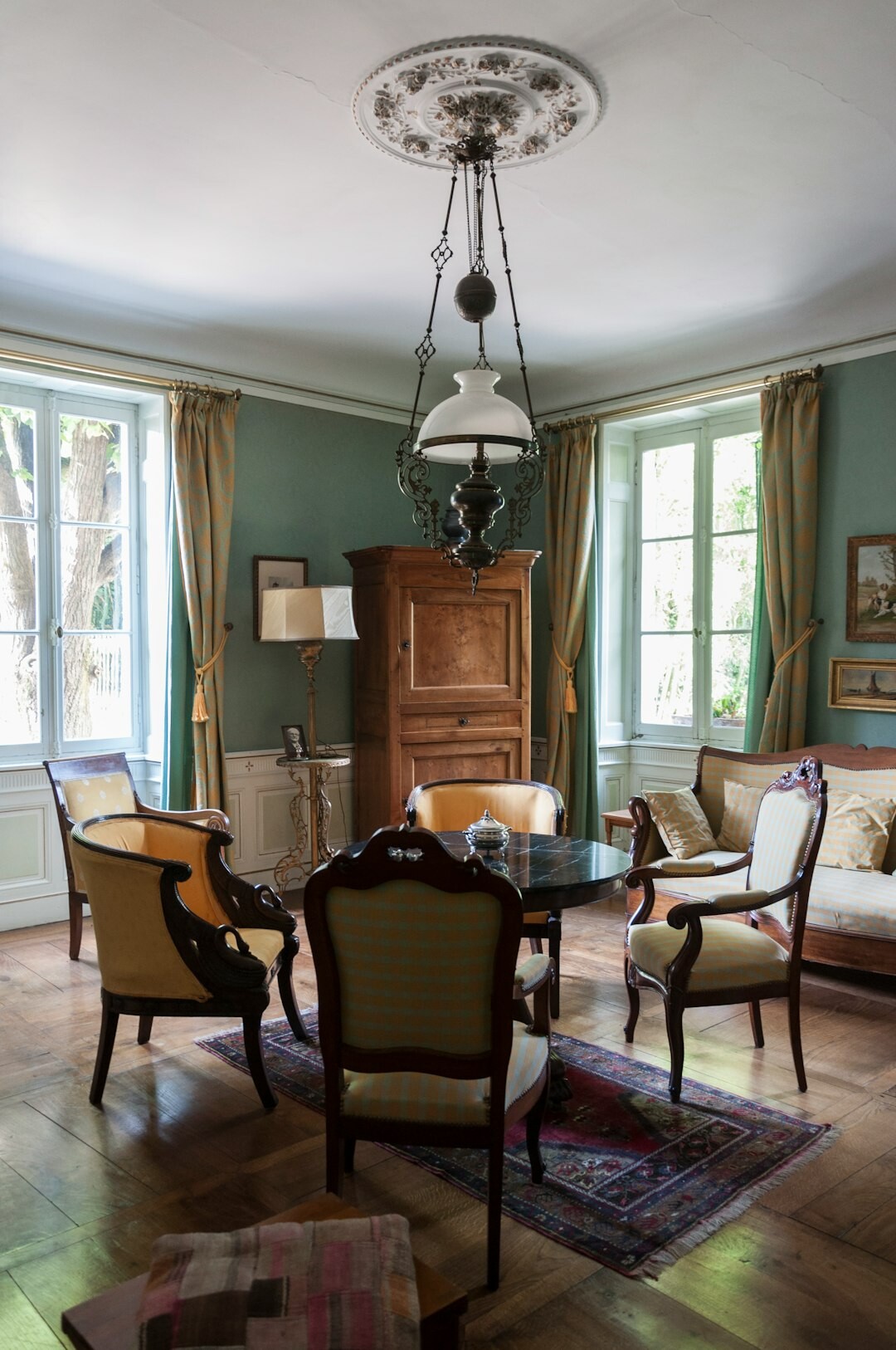Salon élégant avec grandes fenêtres et mobilier vintage des années 1980