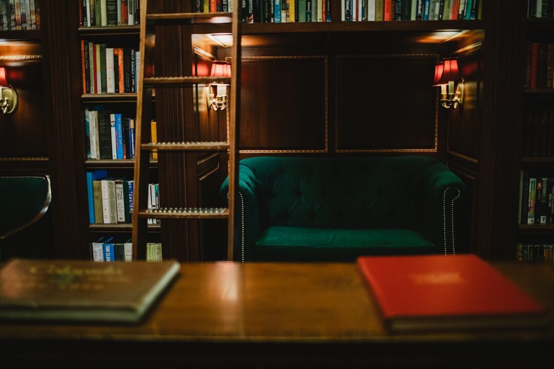 Bibliothèque vintage avec fauteuil en cuir et lampe de lecture