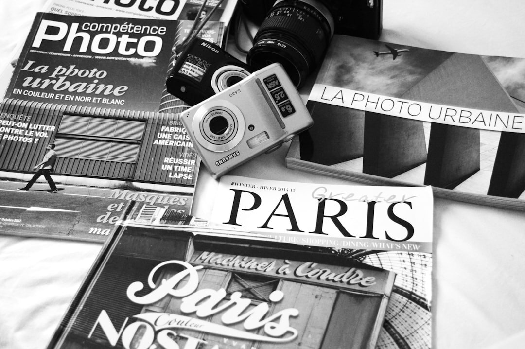 Pile d'anciens magazines et photographies d'archives