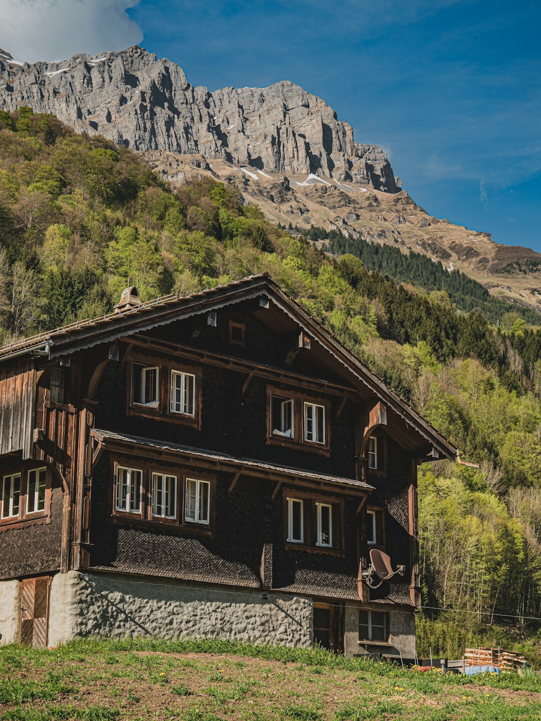 Chalet alpin en bois avec montagnes suisses en arrière-plan